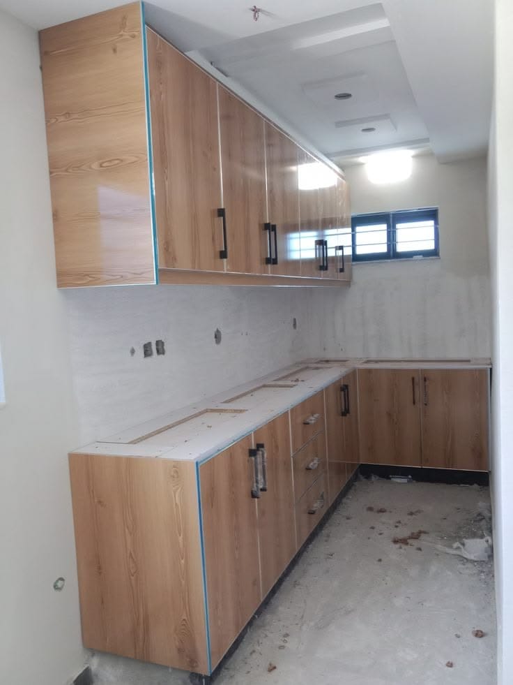 Contemporary High-Gloss Wood Grain Fitted Kitchen Cabinets
